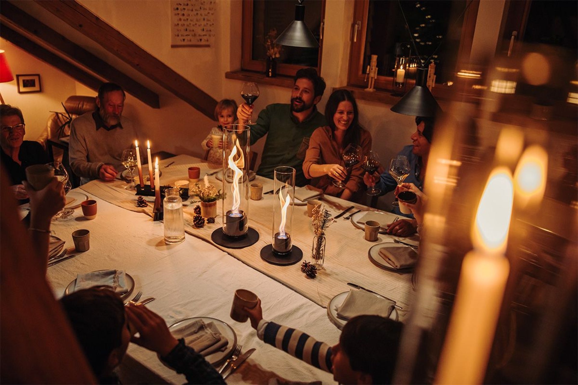 höfats SPIN 90 Tischfeuer bei einem Glas Wein