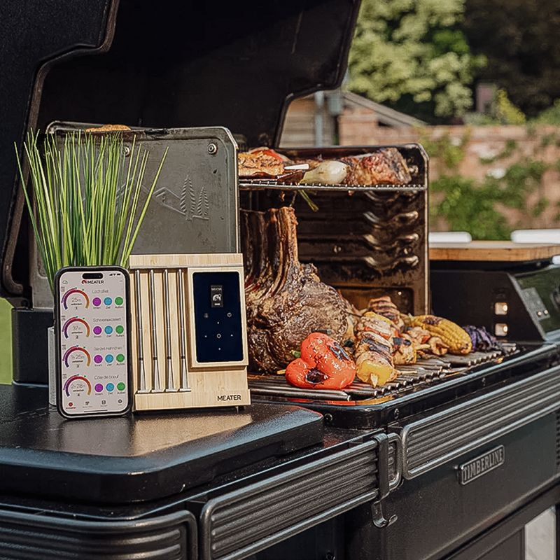 Meater Pro XL_Grillthermometer auf dem Außengrill mit dem fertigen Grillgut