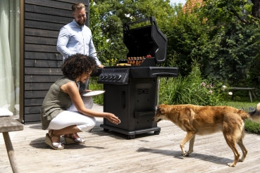 Napoleon Phantom Rogue® SE 425  Grillparty