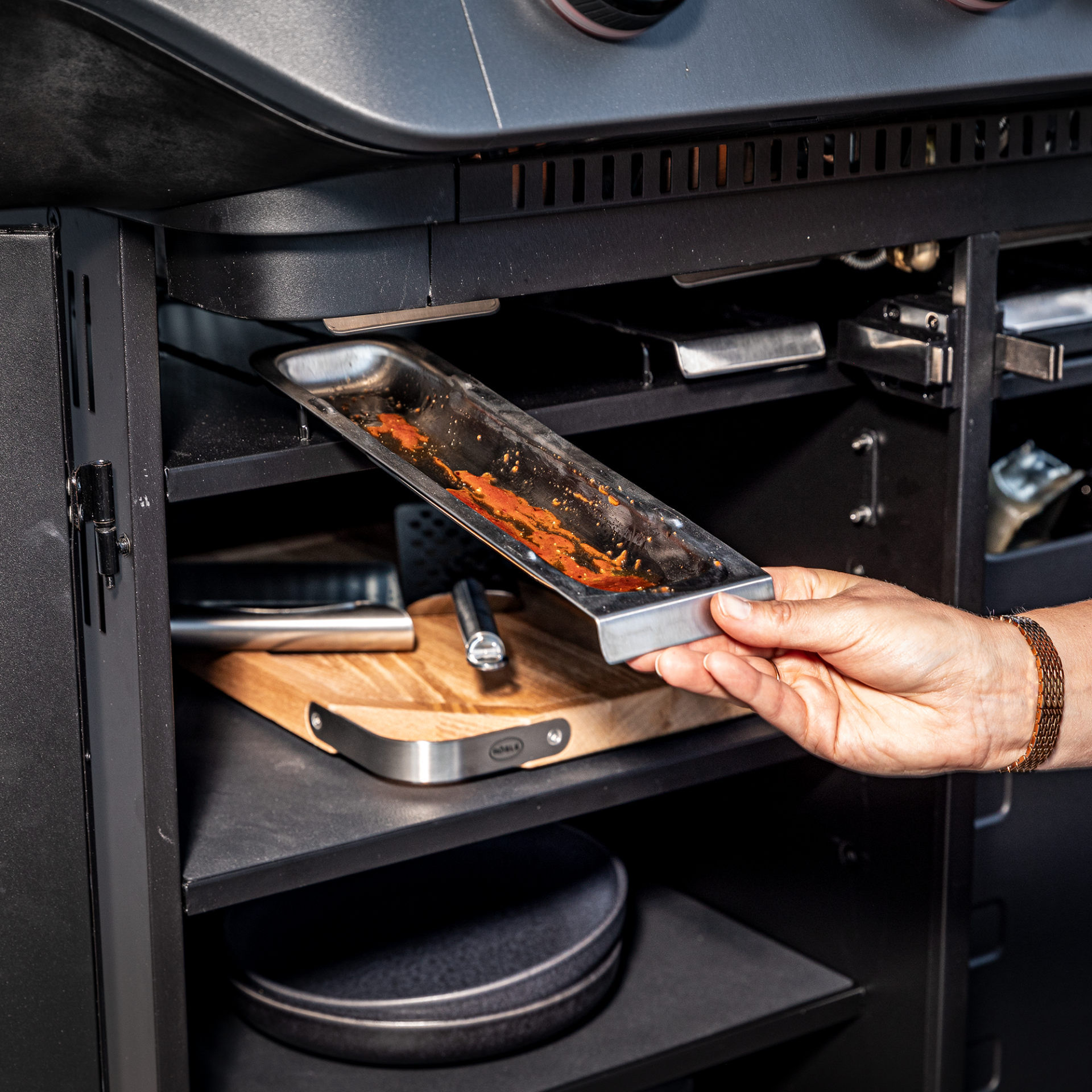 Rösle Blazeflame Master 4 detailansicht fettabtropfschale mit aufgefangenen fett