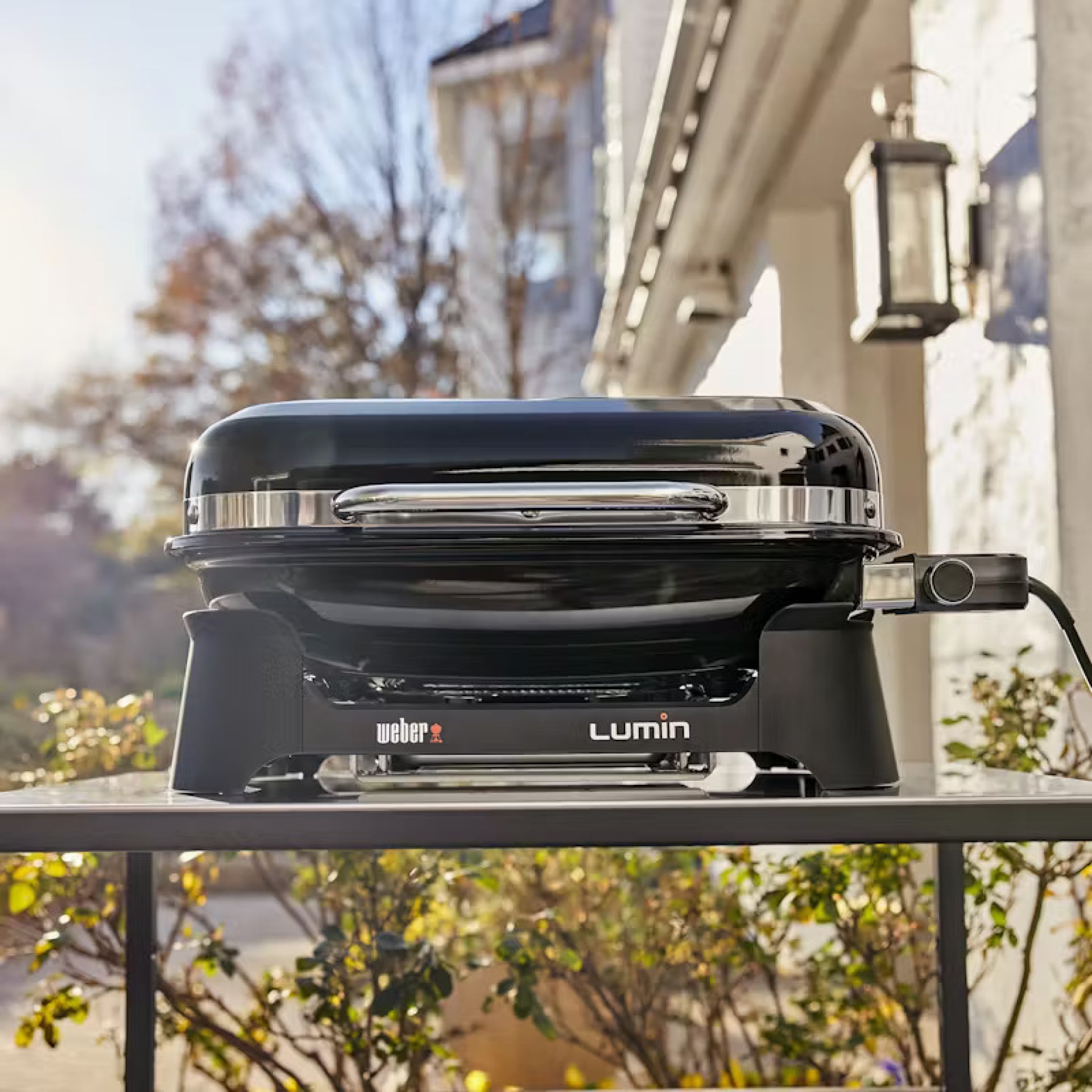 Weber Lumin elektrogrill auf der terrasse