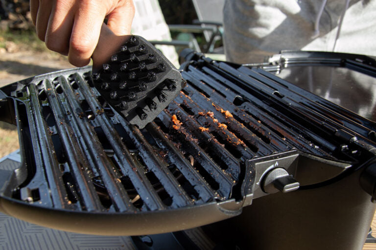 nomadiQ-bbq-cleaning-kit-bei-Lebensieschoen-in-Waldkirchen-kaufen- Grillreinigungsbürste beim Grill reinigen