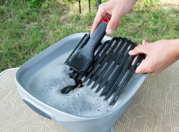 nomadiQ-bbq-cleaning-kit-bei-Lebensieschoen-in-Waldkirchen-kaufen- Grillreinigungsbürste beim Grill reinigen